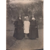 Margaretha Geurts, de dochter van Francisca Geurts-van den Bergh (Vierlingsbeek 1880 - Vierlingsbeek 1944) tussen haar twee tante zusters Martina en Arnoldina, 1926
